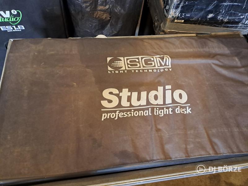 SGM Studio 12/24 DMX512 Pult konténerezve