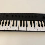 Native Instruments Komplete kontrol M32 midi kontroller