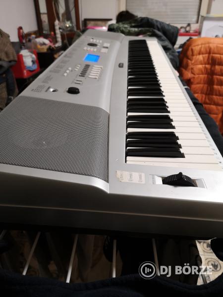 Yamaha DGX 220