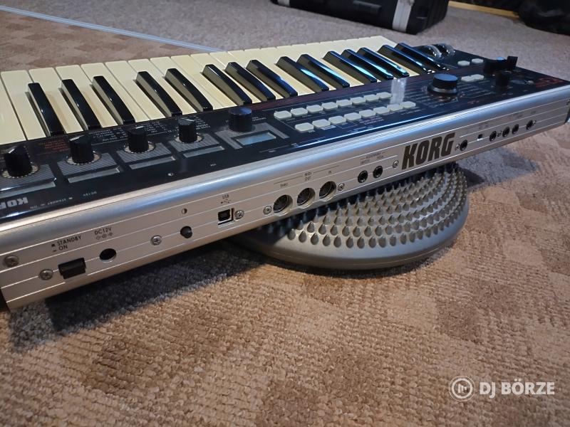 Korg R3 Vocoder keménytokkal, mikrofonnal, adapterrel