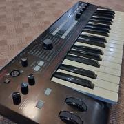 Korg R3 Vocoder keménytokkal, mikrofonnal, adapterrel