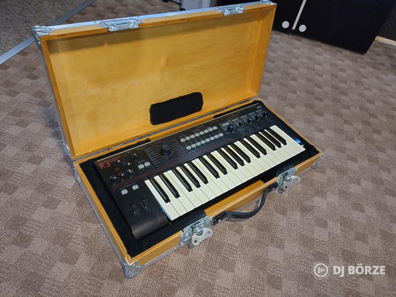 Korg R3 Vocoder keménytokkal, mikrofonnal, adapterrel