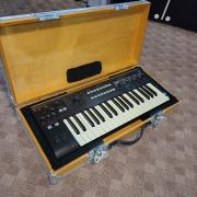 Korg R3 Vocoder keménytokkal, mikrofonnal, adapterrel