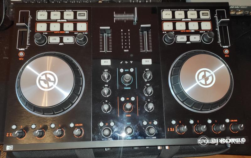 Native Instruments Traktor kontroll s2 mk2 midi kontroller