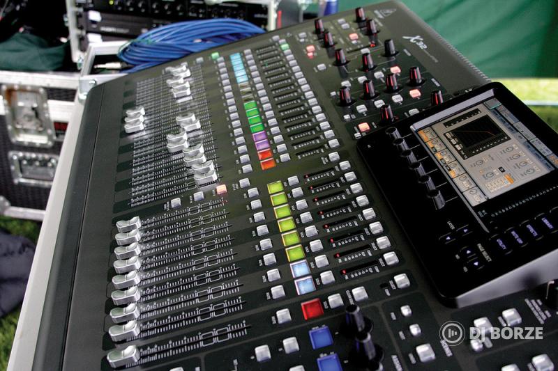 Behringer X32 digitális keverő + rack