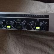 BEHRINGER ULTRAGAIN pro