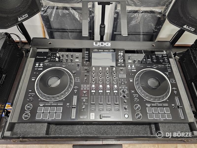 Pioneer XDJ-XZ + UDG U91070BL flight case