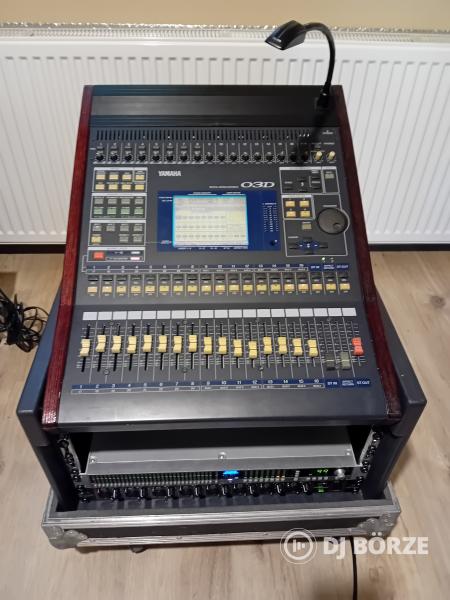 Yamaha 03D dönthető rack-ben, bekábelezve, kerekes konténerben, Alesis DEQ 830, Behringer ADA 8200