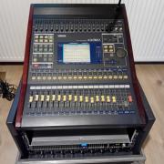 Yamaha 03D dönthető rack-ben, bekábelezve, kerekes konténerben, Alesis DEQ 830, Behringer ADA 8200
