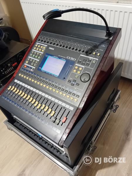Yamaha 03D dönthető rack-ben, bekábelezve, kerekes konténerben, Alesis DEQ 830, Behringer ADA 8200