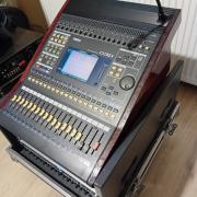 Yamaha 03D dönthető rack-ben, bekábelezve, kerekes konténerben, Alesis DEQ 830, Behringer ADA 8200