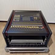 Yamaha 03D dönthető rack-ben, bekábelezve, kerekes konténerben, Alesis DEQ 830, Behringer ADA 8200