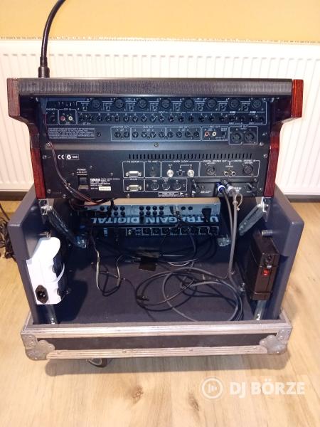 Yamaha 03D dönthető rack-ben, bekábelezve, kerekes konténerben, Alesis DEQ 830, Behringer ADA 8200