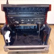 Yamaha 03D dönthető rack-ben, bekábelezve, kerekes konténerben, Alesis DEQ 830, Behringer ADA 8200