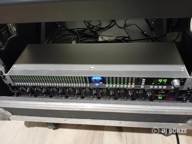 Yamaha 03D dönthető rack-ben, bekábelezve, kerekes konténerben, Alesis DEQ 830, Behringer ADA 8200
