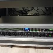 Yamaha 03D dönthető rack-ben, bekábelezve, kerekes konténerben, Alesis DEQ 830, Behringer ADA 8200