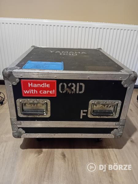 Yamaha 03D dönthető rack-ben, bekábelezve, kerekes konténerben, Alesis DEQ 830, Behringer ADA 8200