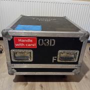 Yamaha 03D dönthető rack-ben, bekábelezve, kerekes konténerben, Alesis DEQ 830, Behringer ADA 8200