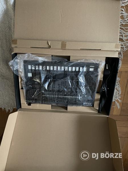 Eladó Roland TR-8S dobozában