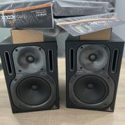Behringer TRUTH B2030A stúdió monitor + Mega Acoustic IsoPads IP-8 Black Stúdió monitor alátét