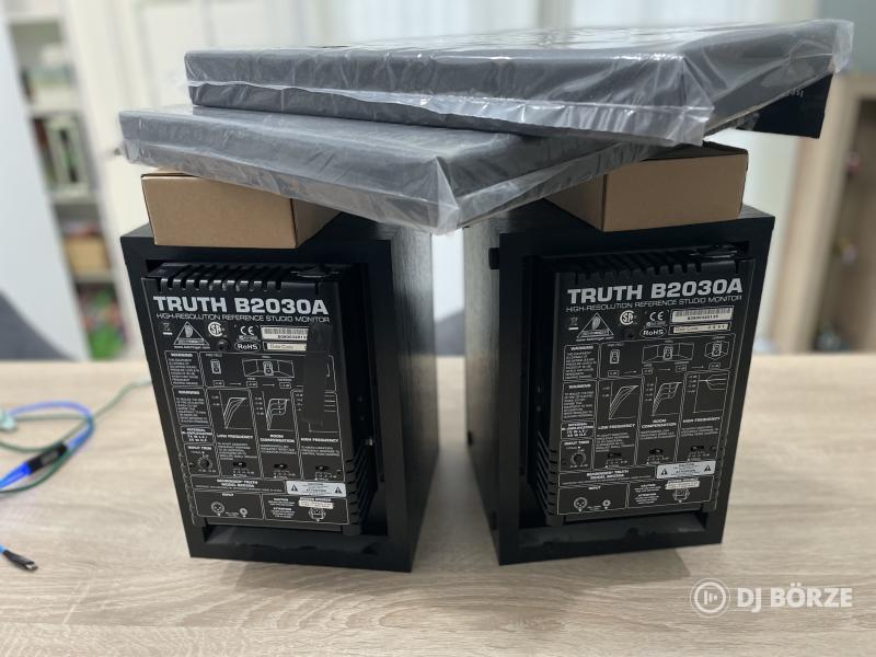 Behringer TRUTH B2030A stúdió monitor + Mega Acoustic IsoPads IP-8 Black Stúdió monitor alátét