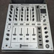 Pioneer DJM-700 konténerben