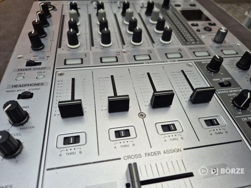Pioneer DJM-700 konténerben