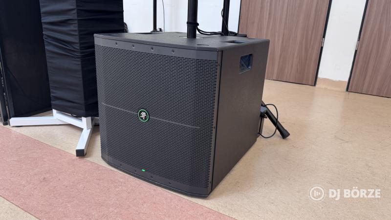 Mackie Thump 118s mélynyomó hangfal párban, gyári védőhuzattal