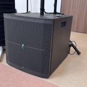 Mackie Thump 118s mélynyomó hangfal párban, gyári védőhuzattal