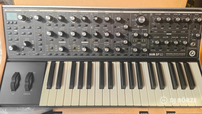 Moog SUB 37 Bob Moog Tribute Edition Szintetizátor