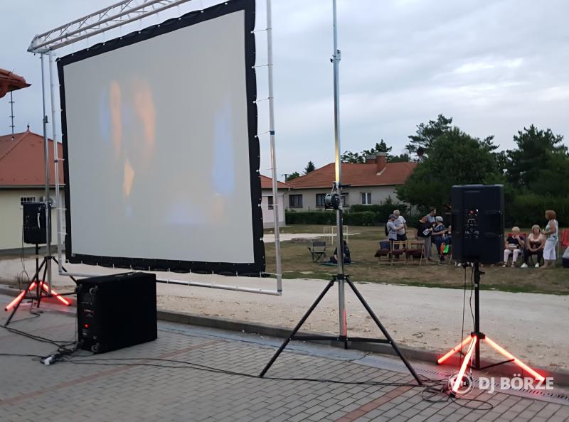 Alukeretes vetítővászon