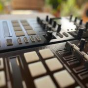 Native Instruments - Traktor D2 Pár + Deck Saver