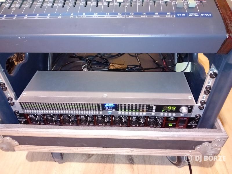 Yamaha 03D dönthető rack-ben, bekábelezve, kerekes konténerben, Alesis DEQ 830, Behringer ADA 8200