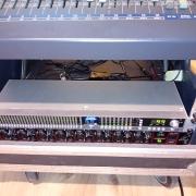 Yamaha 03D dönthető rack-ben, bekábelezve, kerekes konténerben, Alesis DEQ 830, Behringer ADA 8200