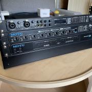MOTU 828 MK3, MOTU 8Pre, MOTU MIDI Express 128, 4U rack, kábelek