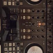 Traktor S4 MK2 kontroller