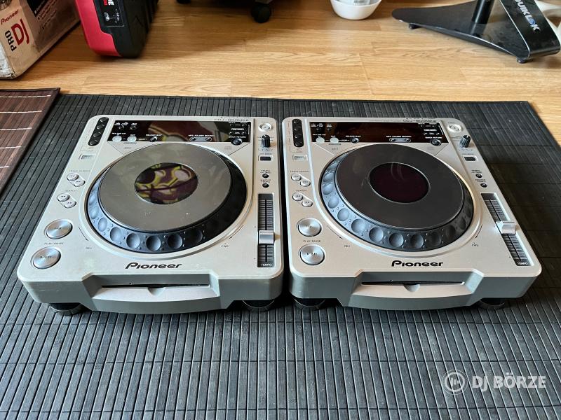2x Pioneer CDJ-800 mk2