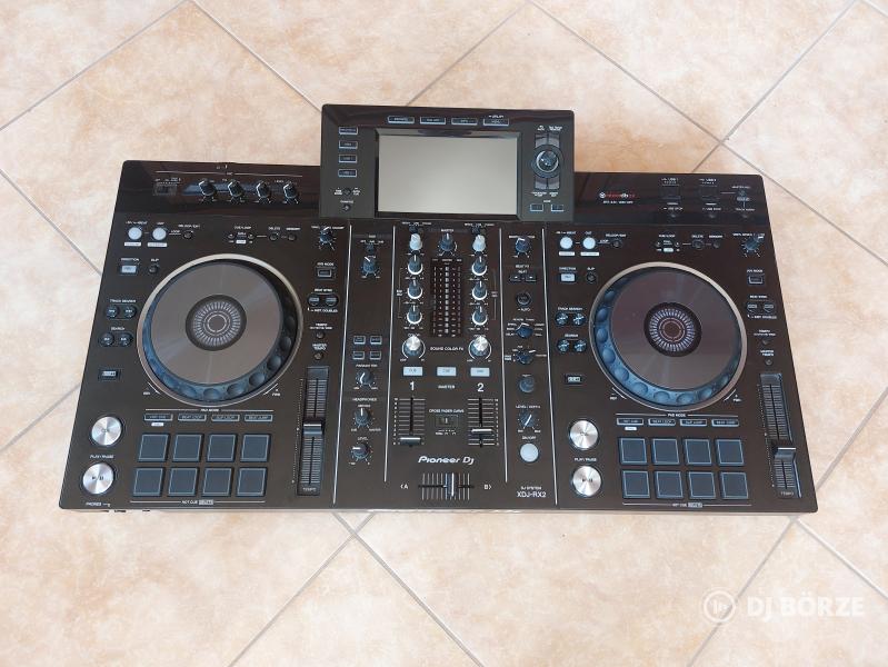 Pioneer XDJ-RX2 eladó fém táskával együtt.