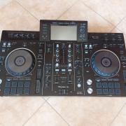 Pioneer XDJ-RX2 eladó fém táskával együtt.