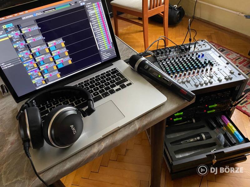 Soundcraft 12 MTK 5x AKG WMS470 rackbe építve