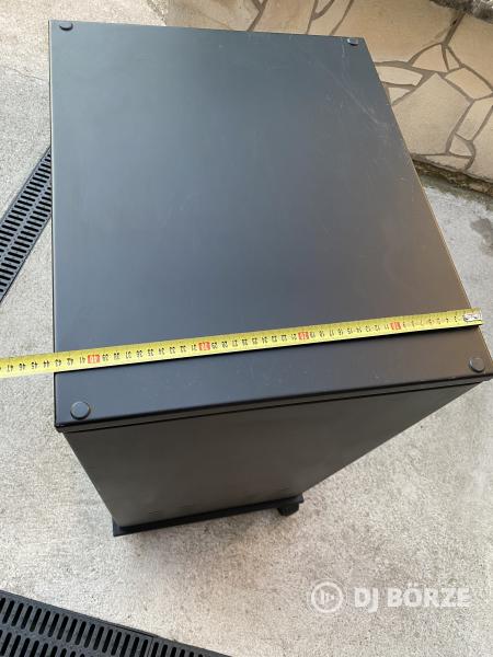Rack 18U magassággal, kerekekkel acélból