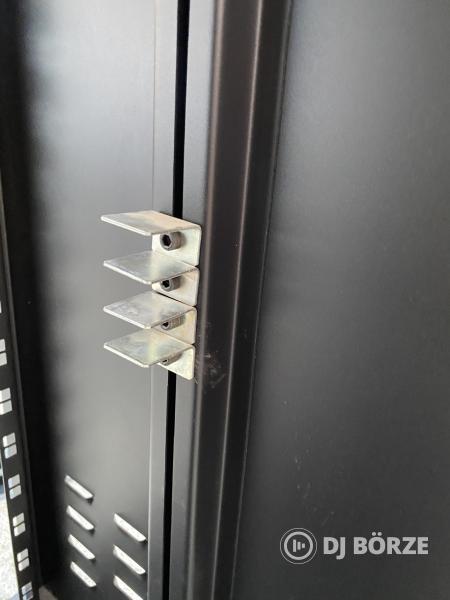 Rack 18U magassággal, kerekekkel acélból