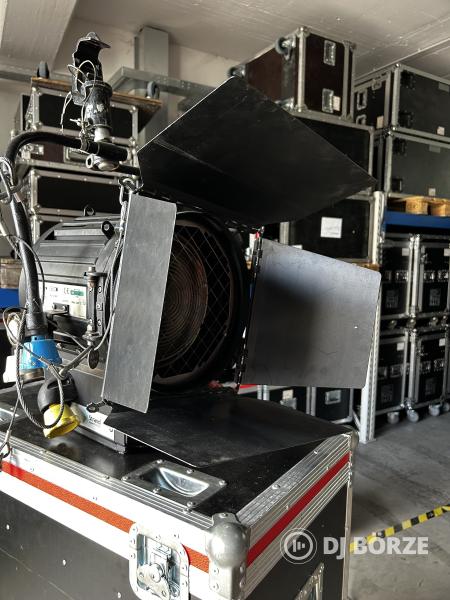 Strand Castor 2kW Fresnel