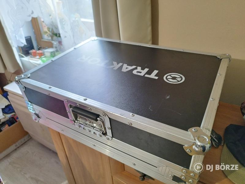 Traktor Kontroll S4 MK3 gyári rackben