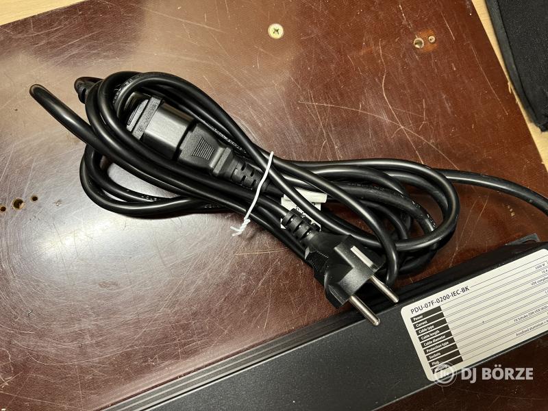 Lanbeg rack PDU, elosztó, új, IEC csatival, kábellel