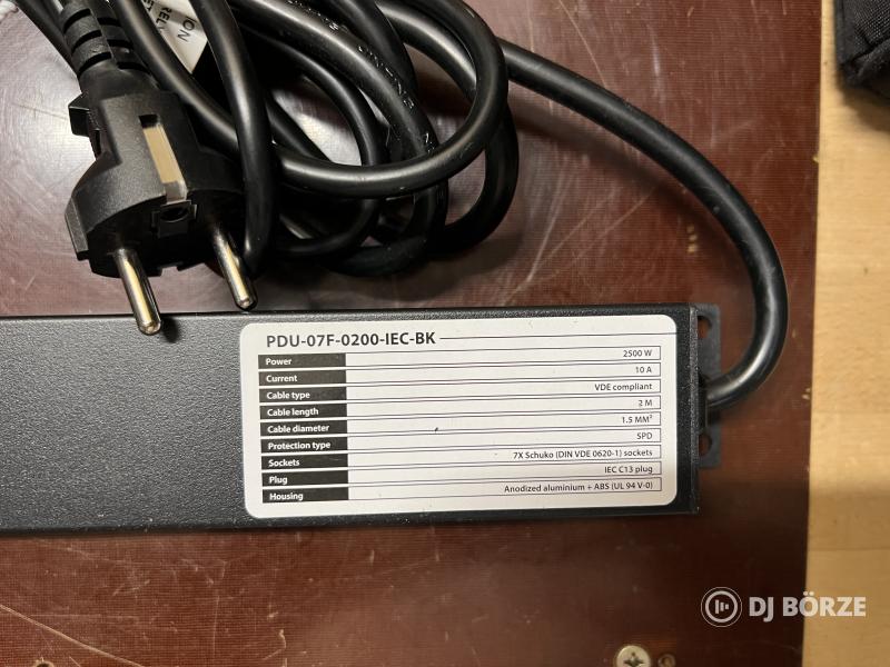 Lanbeg rack PDU, elosztó, új, IEC csatival, kábellel