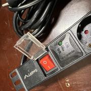 Lanbeg rack PDU, elosztó, új, IEC csatival, kábellel