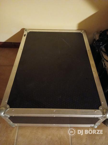 Behringer Xenix XL1600 Zenekari Keverőplt Rack-ben