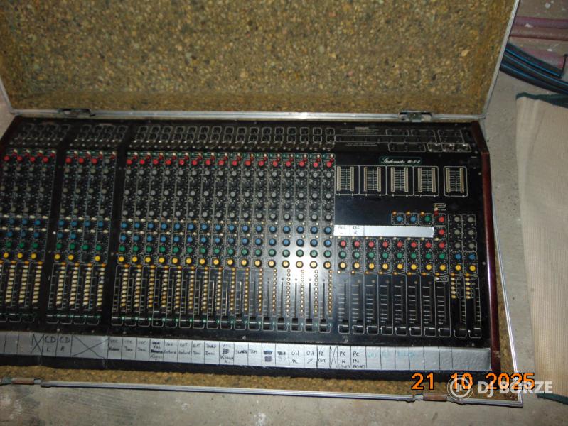 Studiomaster 16-8-2 Keverő