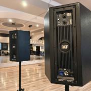 Prémium RCF NX M10-A típusú aktív topládák állvánnyal és huzattal.